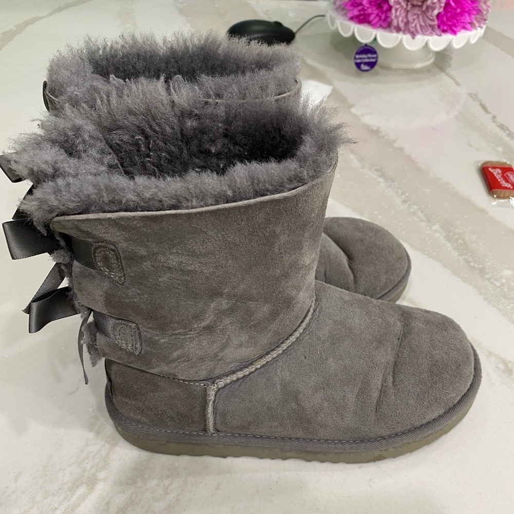 UGG Bailey bow short gray boots Size 3 - Picture 3 of 7